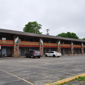 Kewanee Motor Lodge